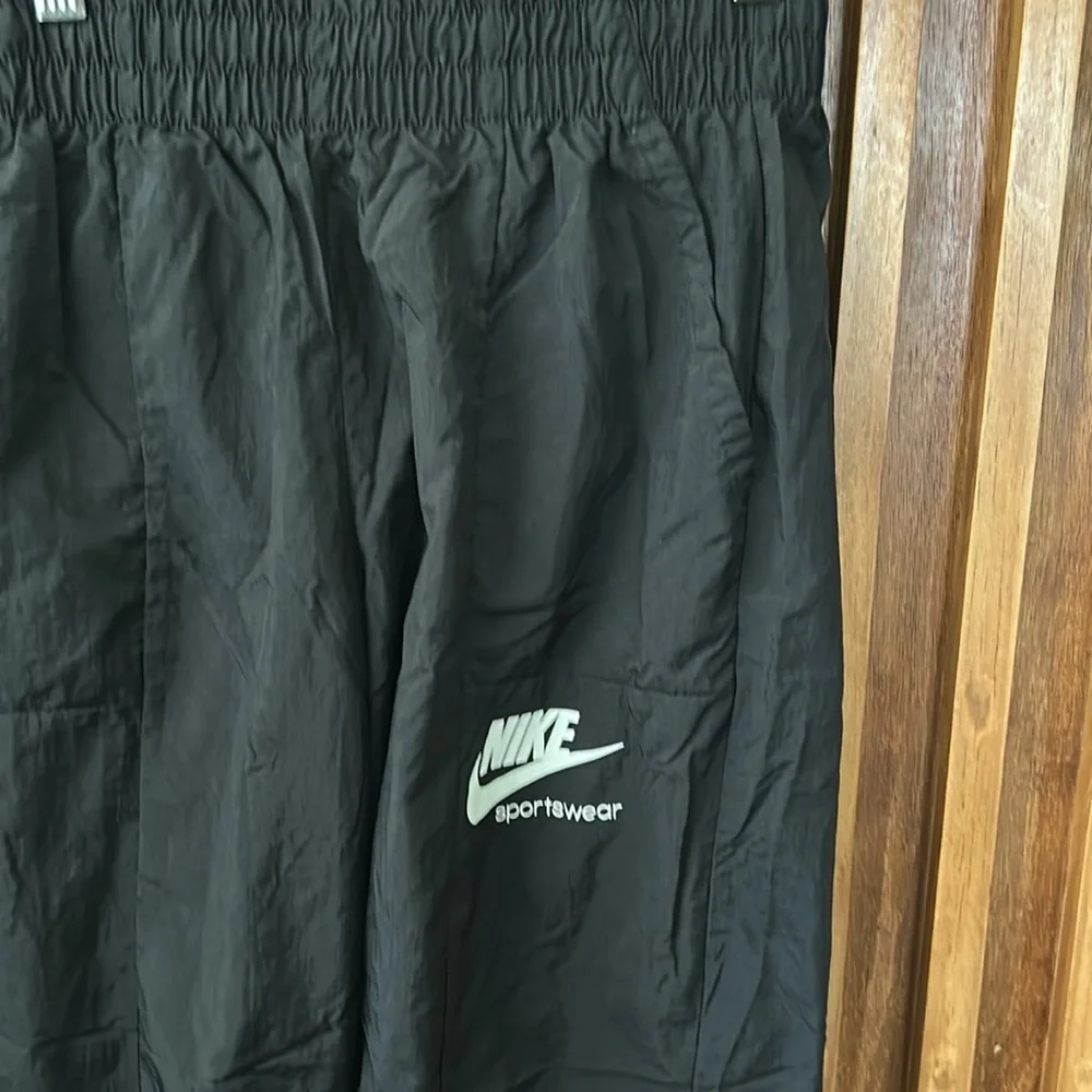 NIKE Sportwear Heritage Track Pants. L